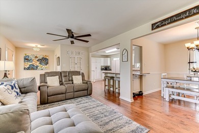 SUPER LOCATION, GREAT CONDITION... This well-maintained family - photo 10