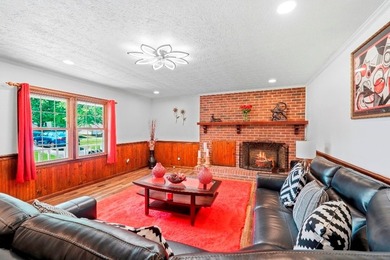 This beautiful 3-bedroom, 2-bathroom home combines classic charm - photo 9