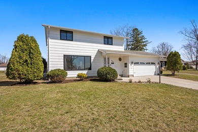 Enjoy beautiful views of Sauk Lake from this well-maintained 5 - photo 1