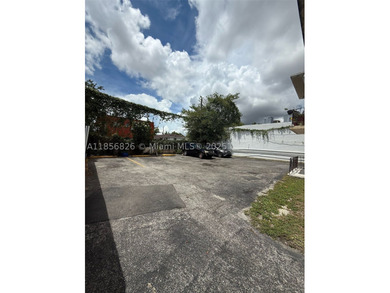 Multifamily 6 unit all units 2/1, building in the heart of - photo 4