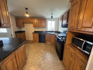 Welcome home to this well-maintained 3 bedroom, 2 bathroom - photo 7