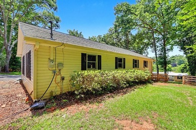 Charming 3 bedroom 2 bath home nestled on the banks of beautiful - photo 4