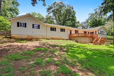 Charming 3 bedroom 2 bath home nestled on the banks of beautiful - photo 7