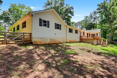 Charming 3 bedroom 2 bath home nestled on the banks of beautiful - photo 8