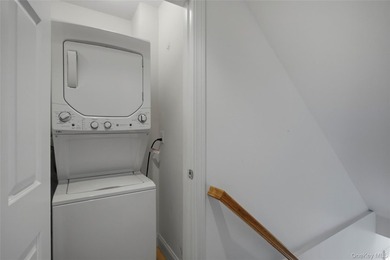 Turn-Key, Bright End Unit Townhome with private garage - Just a - photo 14