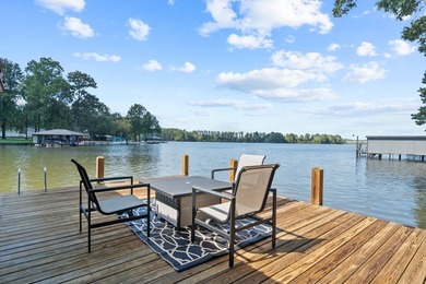 Charming Cape Cod-style home featuring 3 bedrooms and 2 baths in - photo 3