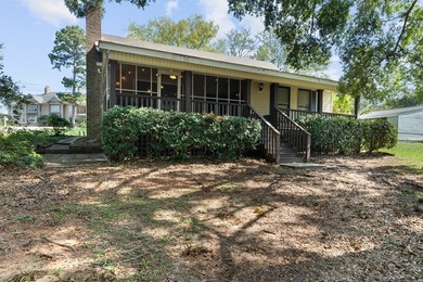 Charming Cape Cod-style home featuring 3 bedrooms and 2 baths in - photo 6