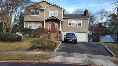 Located in the heart of Merrick lies in a cul-de-sac this - photo 1