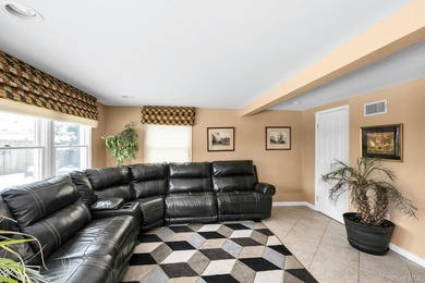 Located in the heart of Merrick lies in a cul-de-sac this - photo 9