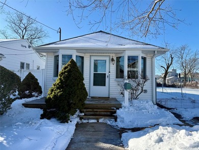 East Rockaway: Bay Park, Renovated Bungalow with 2 Bedrooms, 1 - photo 1