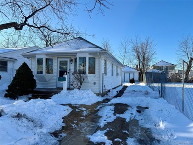 East Rockaway: Bay Park, Renovated Bungalow with 2 Bedrooms, 1 - photo 2