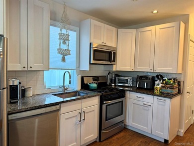 East Rockaway: Bay Park, Renovated Bungalow with 2 Bedrooms, 1 - photo 5