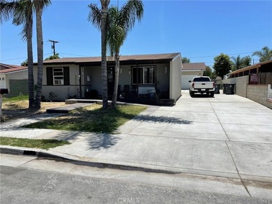 Discover the Perfect Home in Santa Ana! Don't miss this - photo 1
