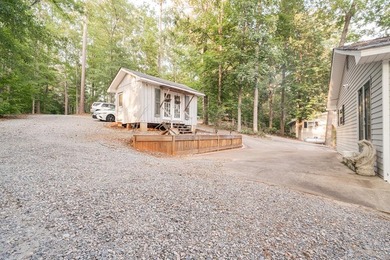 Set along the shoreline of Lake Sinclair, this thoughtfully - photo 4