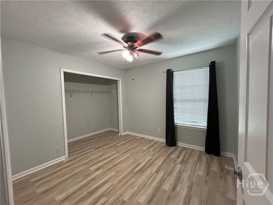 Well kept island bungalow. LVP through out (no carpet) and fresh - photo 8