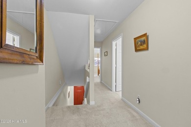 Beautifully maintained 3-bedroom, 2.5-bath townhouse located in - photo 15