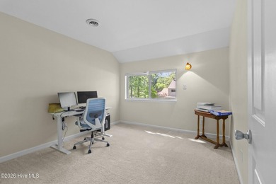 Beautifully maintained 3-bedroom, 2.5-bath townhouse located in - photo 17