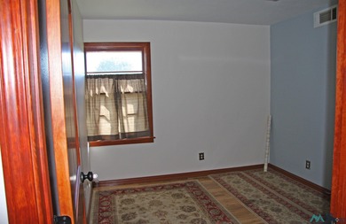 2537 sq ft of office building with handicap ramps and doors