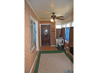 2537 sq ft of office building with handicap ramps and doors