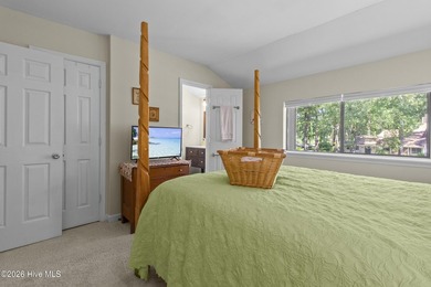 Beautifully maintained 3-bedroom, 2.5-bath townhouse located in - photo 21