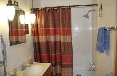 2537 sq ft of office building with handicap ramps and doors