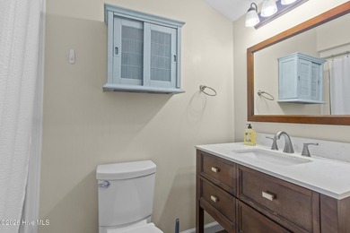 Beautifully maintained 3-bedroom, 2.5-bath townhouse located in - photo 22