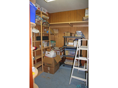 2537 sq ft of office building with handicap ramps and doors