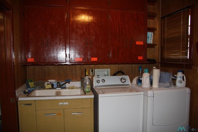 2537 sq ft of office building with handicap ramps and doors