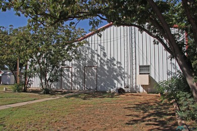 2537 sq ft of office building with handicap ramps and doors