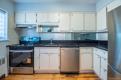 Newly renovated- move-in ready one-bedroom. Facing a garden view - photo 15