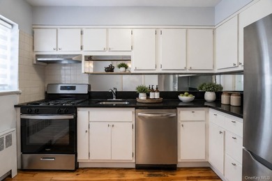 Newly renovated- move-in ready one-bedroom. Facing a garden view - photo 16