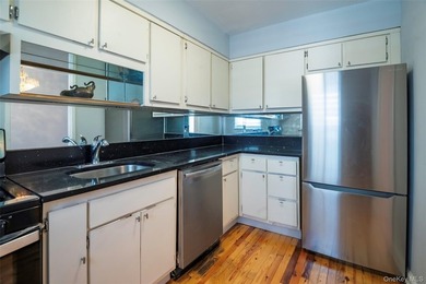 Newly renovated- move-in ready one-bedroom. Facing a garden view - photo 17
