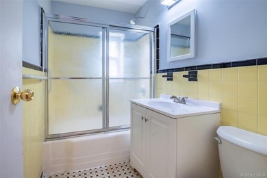 Newly renovated- move-in ready one-bedroom. Facing a garden view - photo 20