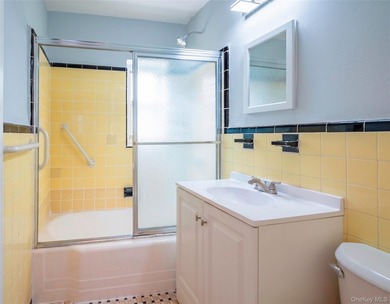 Newly renovated- move-in ready one-bedroom. Facing a garden view - photo 25