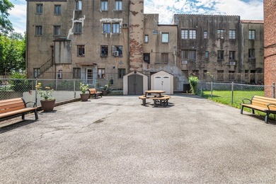 Newly renovated- move-in ready one-bedroom. Facing a garden view - photo 27
