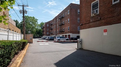 Newly renovated- move-in ready one-bedroom. Facing a garden view - photo 28