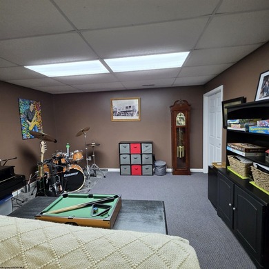 Beautiful and well-maintained split level home with 1st floor - photo 34