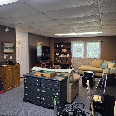 Beautiful and well-maintained split level home with 1st floor - photo 37