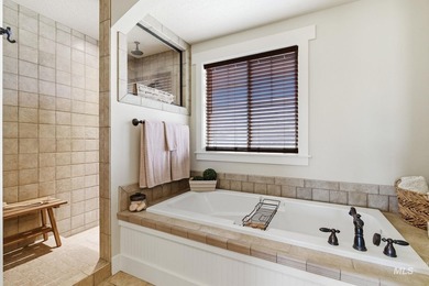 Welcome home to this exceptional residence, thoughtfully crafted - photo 43