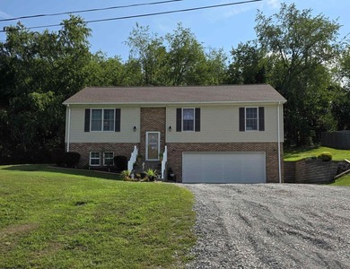 Beautiful and well-maintained split level home with 1st floor - photo 45