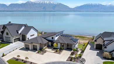 Custom-built waterfront luxury resort home, located in a private - photo 2
