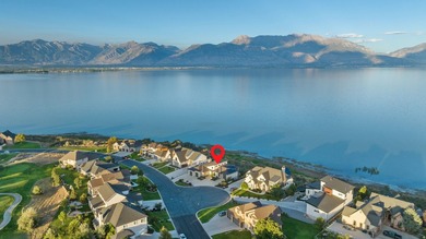 Custom-built waterfront luxury resort home, located in a private - photo 3