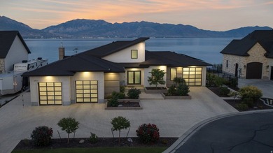 Custom-built waterfront luxury resort home, located in a private - photo 4