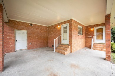 Welcome to 1907 9th Street in Pascagoula, where classic - photo 4