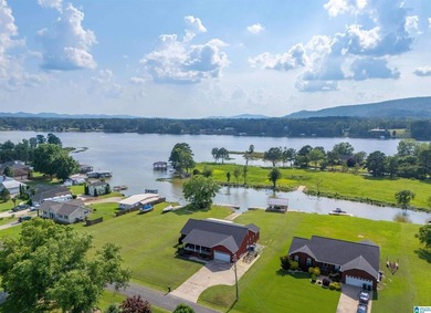 WATERFRONT LIVING at Its Best! This beautiful 4-bedroom, 4 bath - photo 4