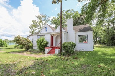 Location, location, location! This versatile commercial property - photo 5