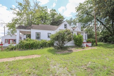 Location, location, location! This versatile commercial property - photo 8