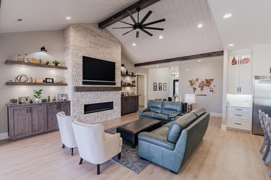 Custom home in beautiful, quiet neighborhood perched at the top - photo 11