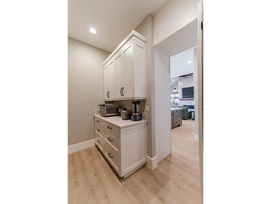 Custom home in beautiful, quiet neighborhood perched at the top - photo 15