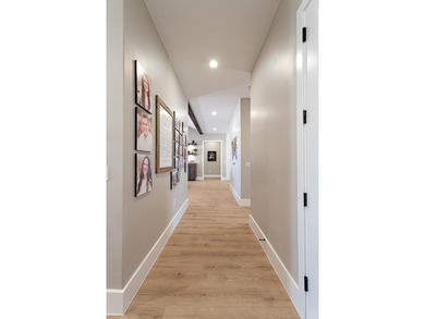 Custom home in beautiful, quiet neighborhood perched at the top - photo 25